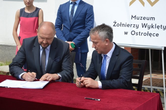 Uroczyste podpisanie umowy na budowę MŻW [14.07.2017] - zdjęcie #20 - eOstroleka.pl