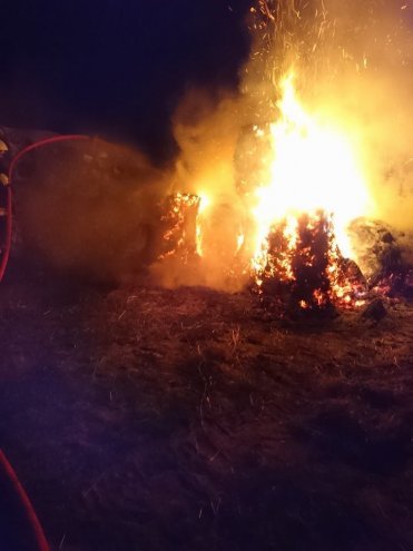Pożar w Dzwonku. Spłonęły bele siana [ZDJĘCIA] - zdjęcie #7 - eOstroleka.pl
