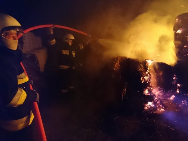 Pożar w Dzwonku. Spłonęły bele siana [ZDJĘCIA] - zdjęcie #9 - eOstroleka.pl