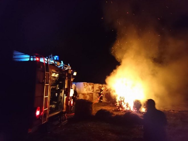 Pożar w Dzwonku. Spłonęły bele siana [ZDJĘCIA] - zdjęcie #12 - eOstroleka.pl
