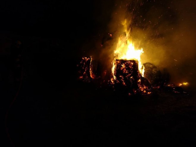 Pożar w Dzwonku. Spłonęły bele siana [ZDJĘCIA] - zdjęcie #14 - eOstroleka.pl