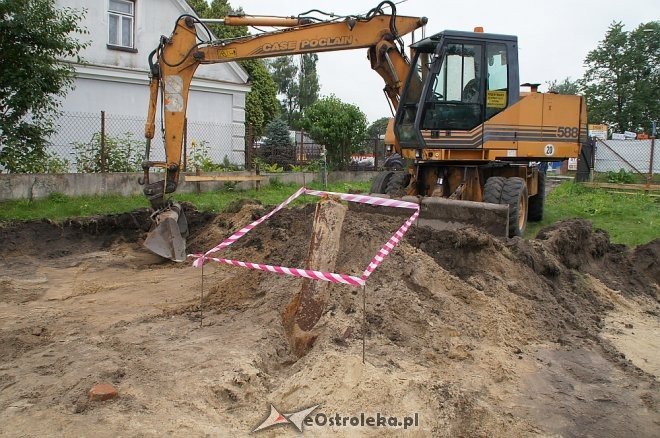 Niebezpieczne znalezisko na osiedlu Stacja. Na miejsce jedzie już patrol saperski [ZDJĘCIA] - zdjęcie #5 - eOstroleka.pl