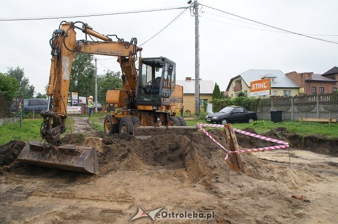 Niebezpieczne znalezisko na osiedlu Stacja. Na miejsce jedzie już patrol saperski [ZDJĘCIA] - zdjęcie #11 - eOstroleka.pl