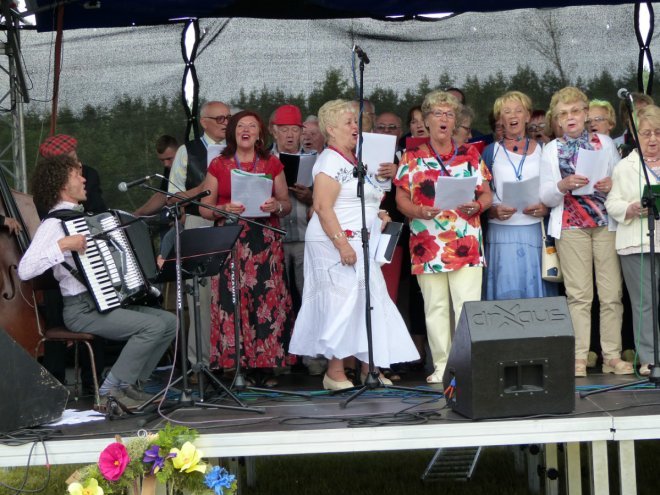 Sceniczny debiut muzealnych śpiewających amatorów z Ostrołęki [ZDJĘCIA] - zdjęcie #20 - eOstroleka.pl