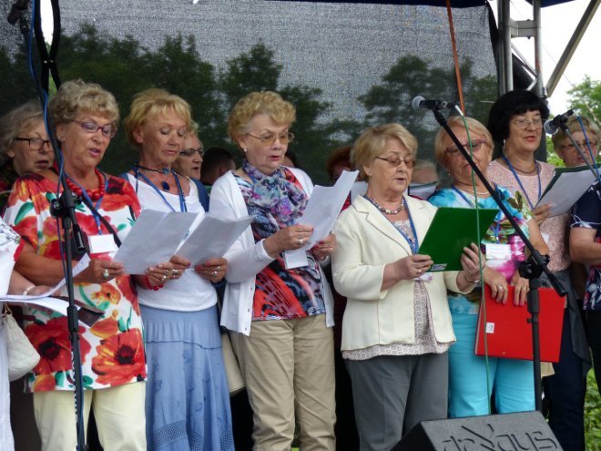 Sceniczny debiut muzealnych śpiewających amatorów z Ostrołęki [ZDJĘCIA] - zdjęcie #23 - eOstroleka.pl