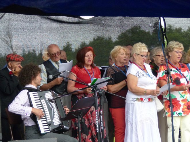 Sceniczny debiut muzealnych śpiewających amatorów z Ostrołęki [ZDJĘCIA] - zdjęcie #24 - eOstroleka.pl