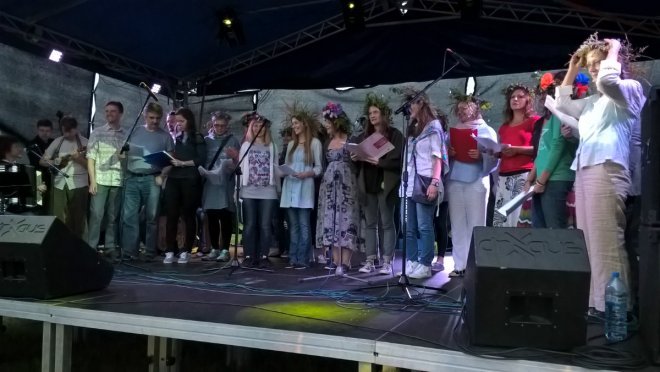 Sceniczny debiut muzealnych śpiewających amatorów z Ostrołęki [ZDJĘCIA] - zdjęcie #35 - eOstroleka.pl