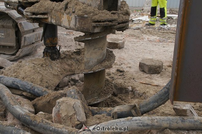 Potężny świder na budowie Muzeum Żołnierzy Wyklętych w Ostrołęce [WIDEO, ZDJĘCIA] - zdjęcie #32 - eOstroleka.pl
