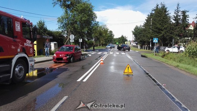 Poważny wypadek w Czarnowcu. Trzy osoby trafiły do szpitala [ZDJĘCIA] - zdjęcie #4 - eOstroleka.pl
