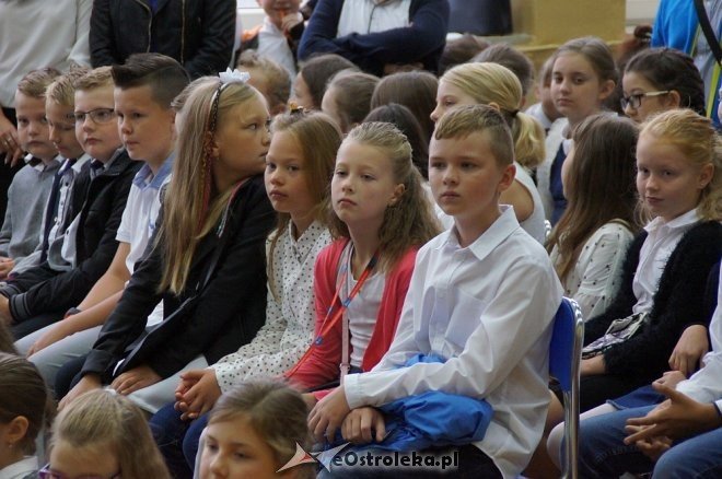 Rozpoczęcie roku szkolnego 2017/2018 w Szkole Podstawowej nr 1 [04.09.2017] - zdjęcie #19 - eOstroleka.pl