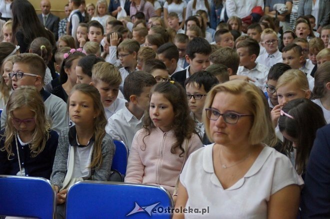 Rozpoczęcie roku szkolnego 2017/2018 w Szkole Podstawowej nr 1 [04.09.2017] - zdjęcie #21 - eOstroleka.pl
