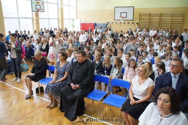 Rozpoczęcie roku szkolnego 2017/2018 w Szkole Podstawowej nr 1 [04.09.2017] - zdjęcie #22 - eOstroleka.pl
