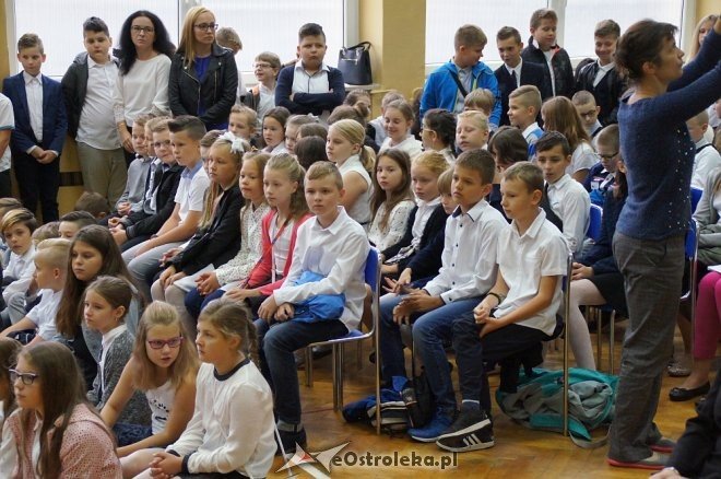 Rozpoczęcie roku szkolnego 2017/2018 w Szkole Podstawowej nr 1 [04.09.2017] - zdjęcie #26 - eOstroleka.pl