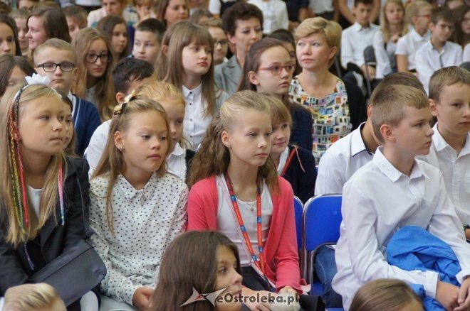 Rozpoczęcie roku szkolnego 2017/2018 w Szkole Podstawowej nr 1 [04.09.2017] - zdjęcie #37 - eOstroleka.pl