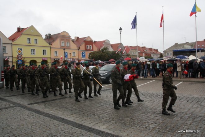 Łomża: Żołnierska przysięga na Starym Rynku [ZDJĘCIA] - zdjęcie #1 - eOstroleka.pl