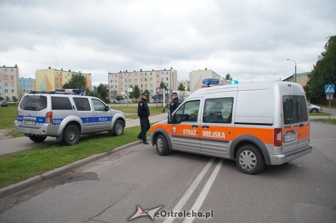 Ostrołęka: Ewakuacja szkoły po zgłoszeniu o podejrzanej paczce [ZDJĘCIA] - zdjęcie #2 - eOstroleka.pl