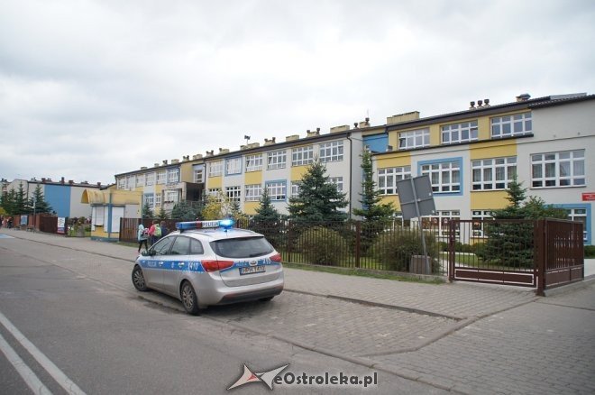 Ostrołęka: Ewakuacja szkoły po zgłoszeniu o podejrzanej paczce [ZDJĘCIA] - zdjęcie #3 - eOstroleka.pl