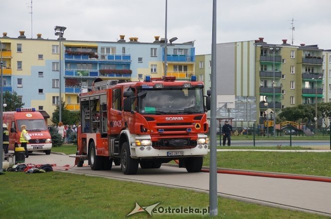Ostrołęka: Ewakuacja szkoły po zgłoszeniu o podejrzanej paczce [ZDJĘCIA] - zdjęcie #4 - eOstroleka.pl