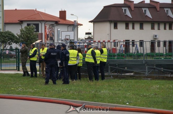 Ostrołęka: Ewakuacja szkoły po zgłoszeniu o podejrzanej paczce [ZDJĘCIA] - zdjęcie #5 - eOstroleka.pl