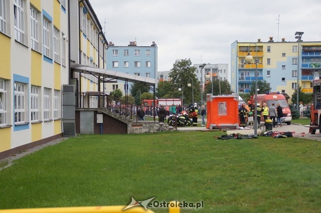 Ostrołęka: Ewakuacja szkoły po zgłoszeniu o podejrzanej paczce [ZDJĘCIA] - zdjęcie #7 - eOstroleka.pl