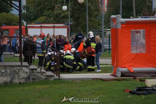 Ostrołęka: Ewakuacja szkoły po zgłoszeniu o podejrzanej paczce [ZDJĘCIA] - zdjęcie #8 - eOstroleka.pl