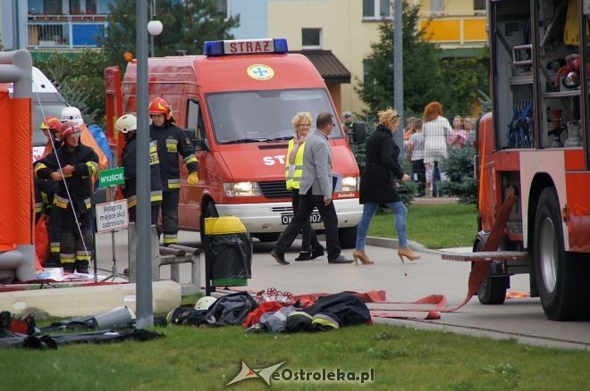 Ostrołęka: Ewakuacja szkoły po zgłoszeniu o podejrzanej paczce [ZDJĘCIA] - zdjęcie #9 - eOstroleka.pl
