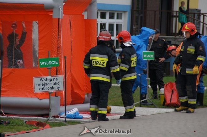 Ostrołęka: Ewakuacja szkoły po zgłoszeniu o podejrzanej paczce [ZDJĘCIA] - zdjęcie #16 - eOstroleka.pl