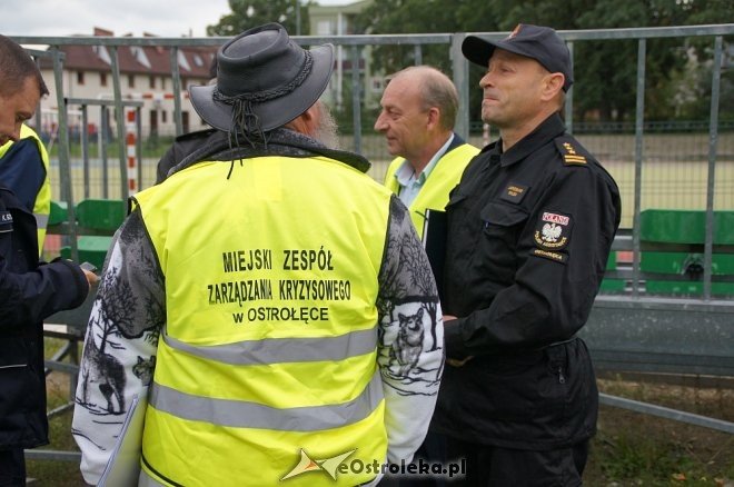 Ostrołęka: Ewakuacja szkoły po zgłoszeniu o podejrzanej paczce [ZDJĘCIA] - zdjęcie #19 - eOstroleka.pl