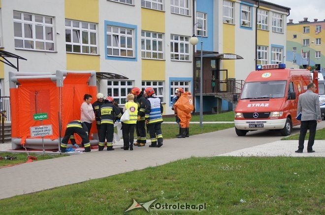 Ostrołęka: Ewakuacja szkoły po zgłoszeniu o podejrzanej paczce [ZDJĘCIA] - zdjęcie #25 - eOstroleka.pl