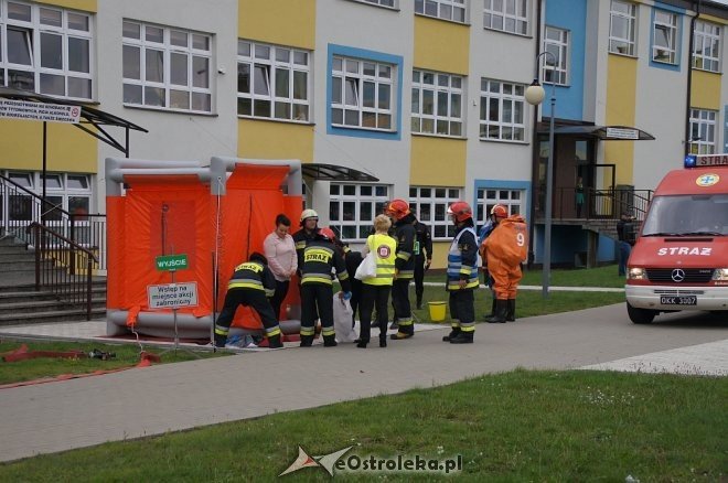 Ostrołęka: Ewakuacja szkoły po zgłoszeniu o podejrzanej paczce [ZDJĘCIA] - zdjęcie #26 - eOstroleka.pl