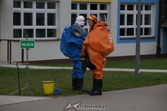 Ostrołęka: Ewakuacja szkoły po zgłoszeniu o podejrzanej paczce [ZDJĘCIA] - zdjęcie #27 - eOstroleka.pl