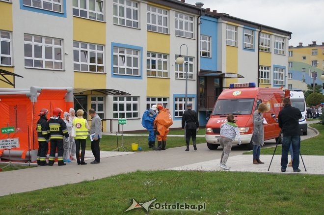 Ostrołęka: Ewakuacja szkoły po zgłoszeniu o podejrzanej paczce [ZDJĘCIA] - zdjęcie #29 - eOstroleka.pl