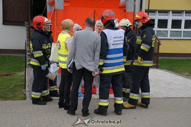 Ostrołęka: Ewakuacja szkoły po zgłoszeniu o podejrzanej paczce [ZDJĘCIA] - zdjęcie #30 - eOstroleka.pl