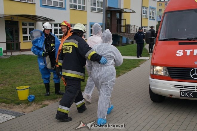 Ostrołęka: Ewakuacja szkoły po zgłoszeniu o podejrzanej paczce [ZDJĘCIA] - zdjęcie #39 - eOstroleka.pl