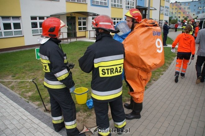 Ostrołęka: Ewakuacja szkoły po zgłoszeniu o podejrzanej paczce [ZDJĘCIA] - zdjęcie #42 - eOstroleka.pl