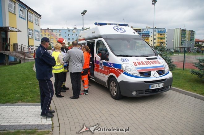 Ostrołęka: Ewakuacja szkoły po zgłoszeniu o podejrzanej paczce [ZDJĘCIA] - zdjęcie #43 - eOstroleka.pl