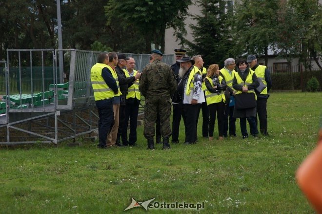 Ostrołęka: Ewakuacja szkoły po zgłoszeniu o podejrzanej paczce [ZDJĘCIA] - zdjęcie #49 - eOstroleka.pl