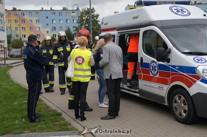 Ostrołęka: Ewakuacja szkoły po zgłoszeniu o podejrzanej paczce [ZDJĘCIA] - zdjęcie #50 - eOstroleka.pl