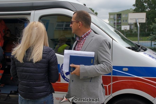 Ostrołęka: Ewakuacja szkoły po zgłoszeniu o podejrzanej paczce [ZDJĘCIA] - zdjęcie #52 - eOstroleka.pl