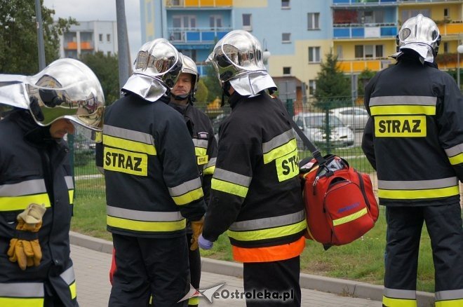 Ostrołęka: Ewakuacja szkoły po zgłoszeniu o podejrzanej paczce [ZDJĘCIA] - zdjęcie #56 - eOstroleka.pl