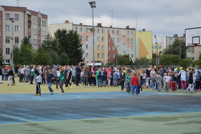Ostrołęka: Ewakuacja szkoły po zgłoszeniu o podejrzanej paczce [ZDJĘCIA] - zdjęcie #70 - eOstroleka.pl