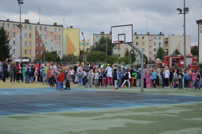 Ostrołęka: Ewakuacja szkoły po zgłoszeniu o podejrzanej paczce [ZDJĘCIA] - zdjęcie #71 - eOstroleka.pl