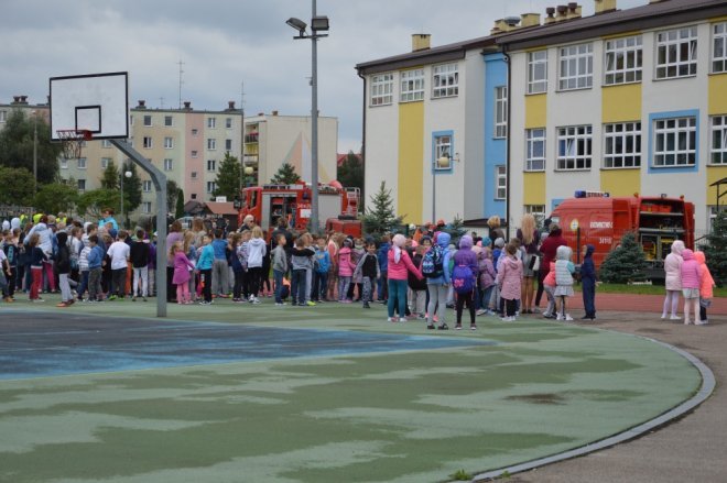 Ostrołęka: Ewakuacja szkoły po zgłoszeniu o podejrzanej paczce [ZDJĘCIA] - zdjęcie #72 - eOstroleka.pl
