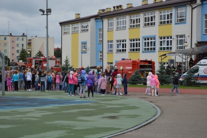 Ostrołęka: Ewakuacja szkoły po zgłoszeniu o podejrzanej paczce [ZDJĘCIA] - zdjęcie #73 - eOstroleka.pl