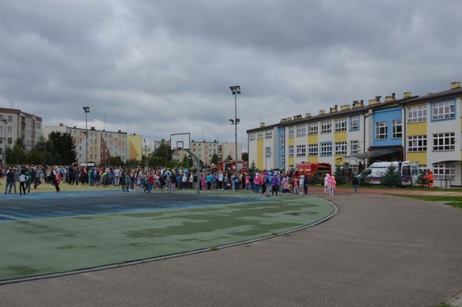 Ostrołęka: Ewakuacja szkoły po zgłoszeniu o podejrzanej paczce [ZDJĘCIA] - zdjęcie #74 - eOstroleka.pl
