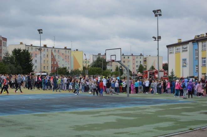 Ostrołęka: Ewakuacja szkoły po zgłoszeniu o podejrzanej paczce [ZDJĘCIA] - zdjęcie #75 - eOstroleka.pl