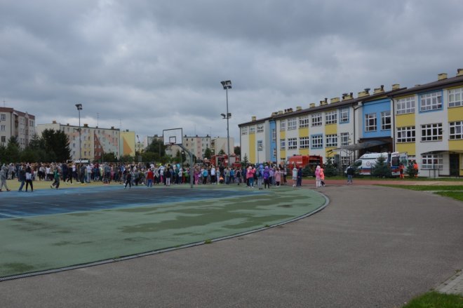Ostrołęka: Ewakuacja szkoły po zgłoszeniu o podejrzanej paczce [ZDJĘCIA] - zdjęcie #78 - eOstroleka.pl