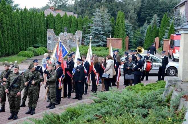 Poświęcenie Skweru Pamięci Męczeństwa Kresowian w Kadzidle [19.09.2017] - zdjęcie #4 - eOstroleka.pl