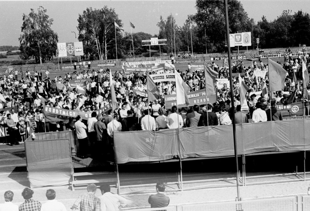 Manifestacja na stadionie w związku z protestem robotniczych w Radomiu i Ursusie - 28.VI.1976 r. - zdjęcie #1 - eOstroleka.pl