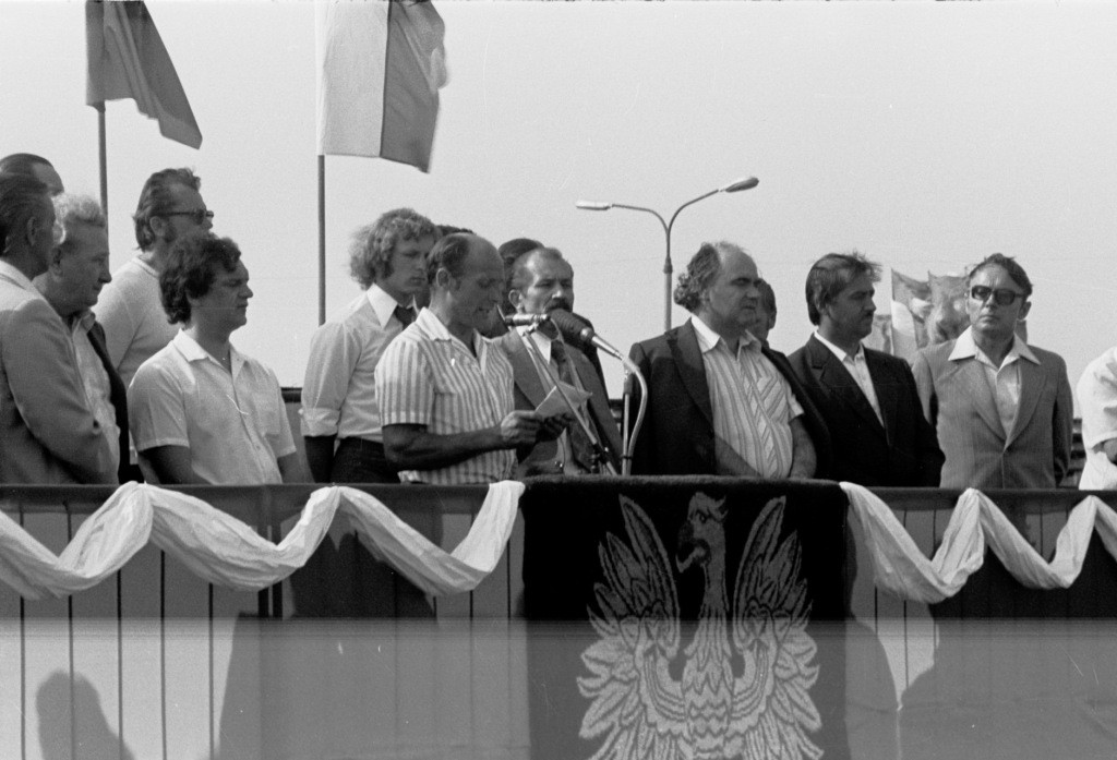 Manifestacja na stadionie w związku z protestem robotniczych w Radomiu i Ursusie - 28.VI.1976 r. - zdjęcie #3 - eOstroleka.pl
